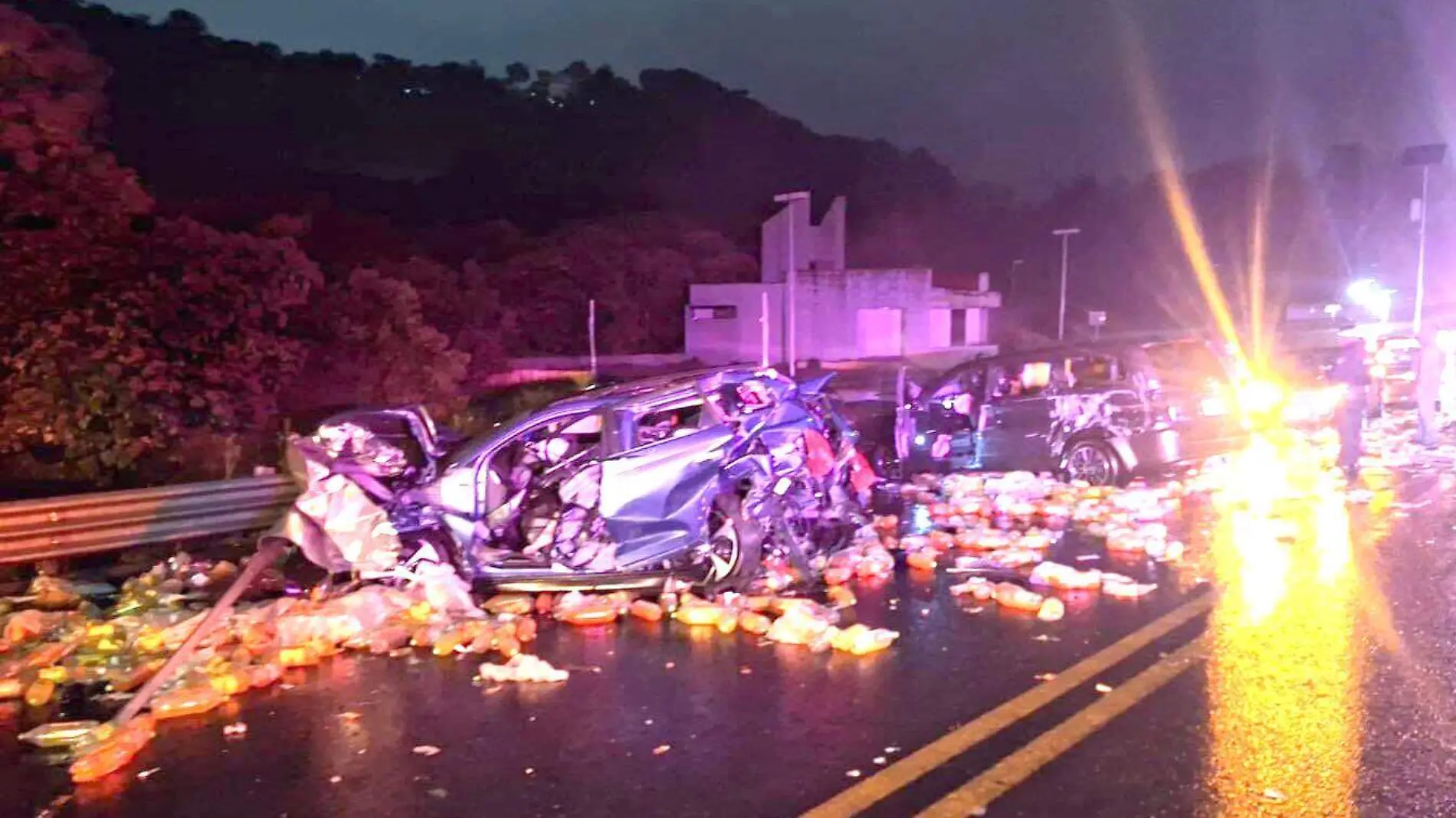 Seis personas muertas y 18 lesionados fue el resultado de un choque múltiple entre un tráiler y tres camionetas